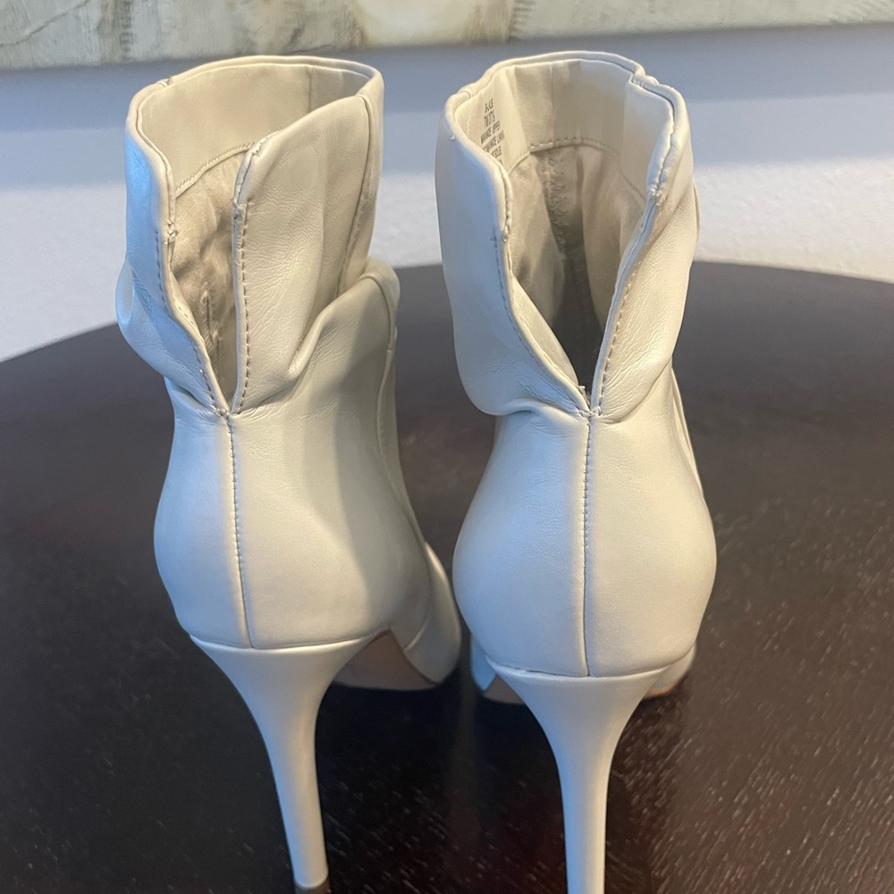 Jessica Simpson bootie. Size 6.5 - Picture 3 of 5